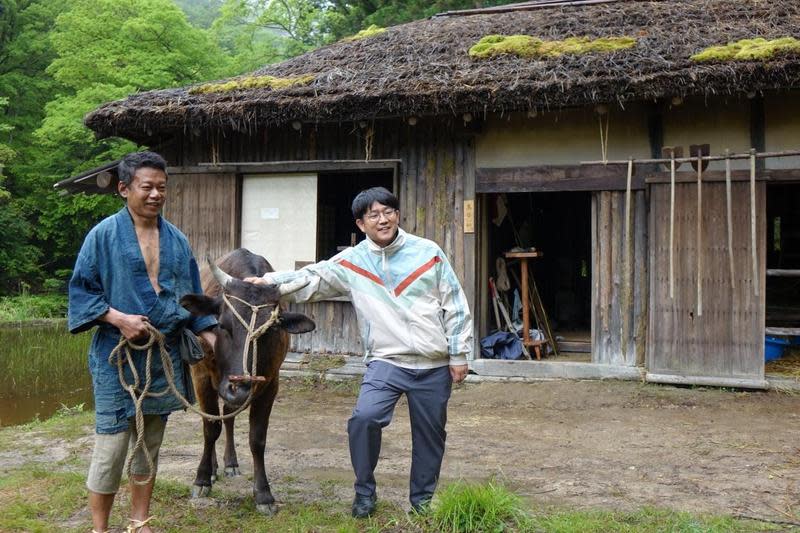 李康生第4度赴日拍片，女主角是一頭日本和牛，而他則飾演明治時代在山中生活的男子。右為導演蔦哲一朗。（木林電影提供）