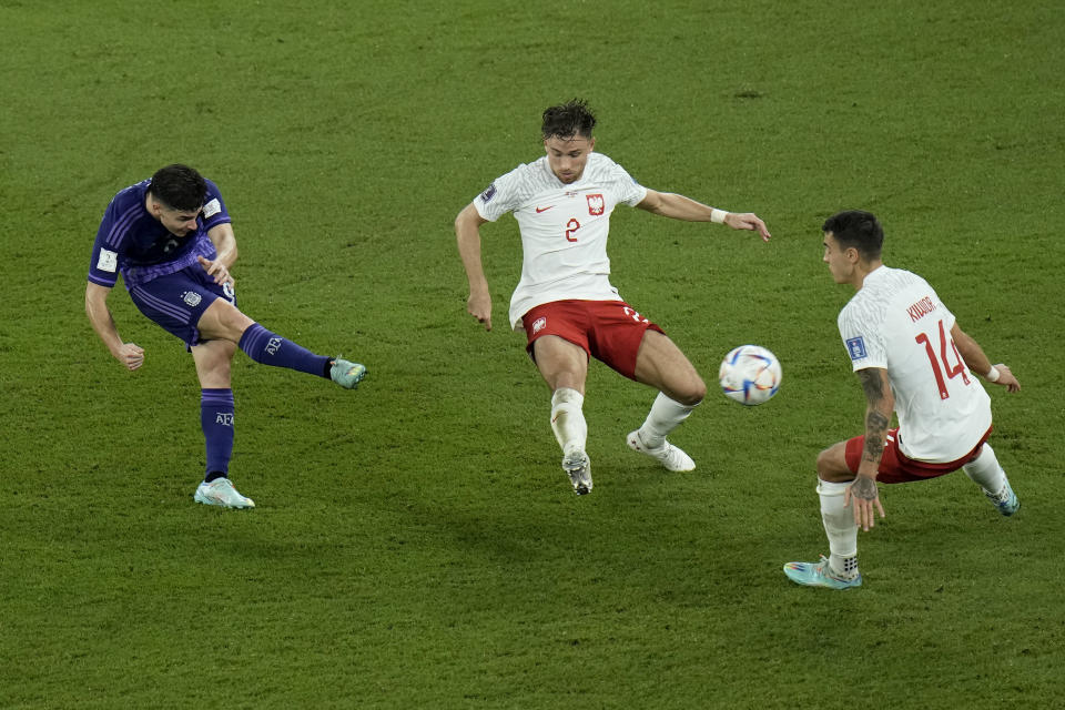 Julián Álvarez (izquierda) anota el segundo gol de Argentina en la victoria 2-0 ante Polonia en el Grupo C del Mundial, el miércoles 30 de noviembre de 2022, en Doha, Qatar. (AP Foto/Hassan Ammar)