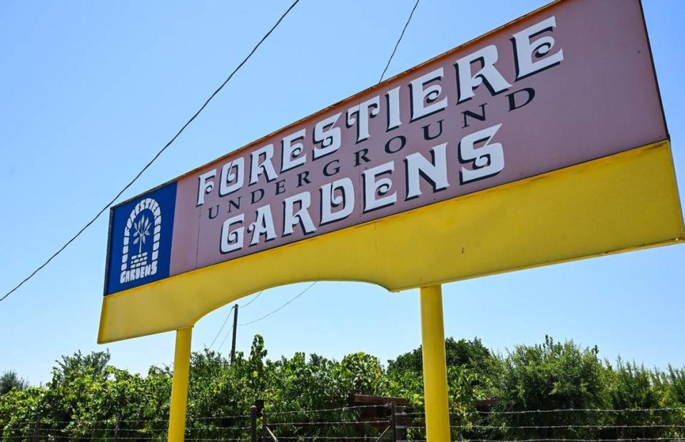 Si no fuera por los carteles, los Forestiere Underground Gardens, situados en Shaw Avenue, cerca de la Highway 99, pasan casi inadvertidos, ya que esta antigua atracción de Fresno se encuentra bajo tierra.