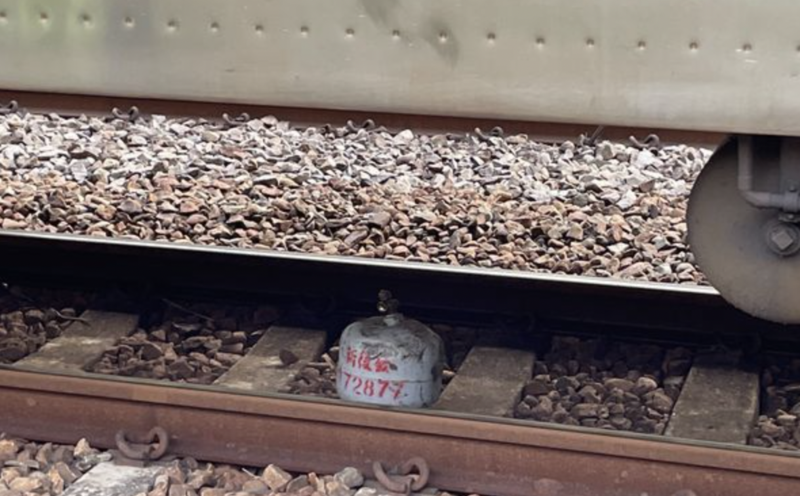 台鐵272自強號今上午行駛竹南站到崎頂車站間，撞上一支5公斤裝的小型瓦斯桶。（翻攝畫面）
