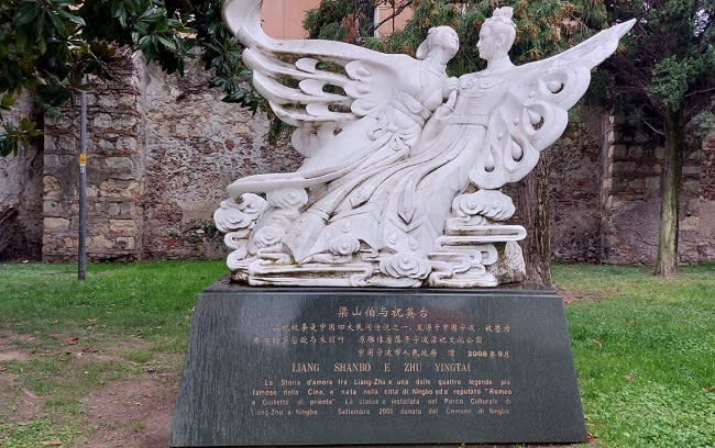 Escultura representando a Liang Shanbo y Zhu Yingtai 'los amantes mariposas' que se encuentra en Verona  (fotografía tomada por Alfred López)