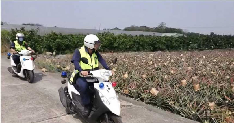 警方布線追鳳梨賊，並加強周邊巡邏勤務。（圖／讀者提供）