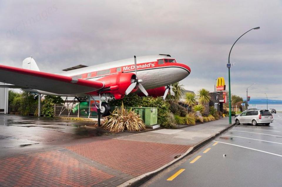 Este por ejemplo se encuentra en Taupo, en Nueva Zelanda, y dentro puedes comer en uno de los asientos originales del avión. (Foto: Twitter / <a href="http://twitter.com/pretty_pebbles4/status/1258988140443951104" rel="nofollow noopener" target="_blank" data-ylk="slk:@pretty_pebbles4;elm:context_link;itc:0;sec:content-canvas" class="link ">@pretty_pebbles4</a>).