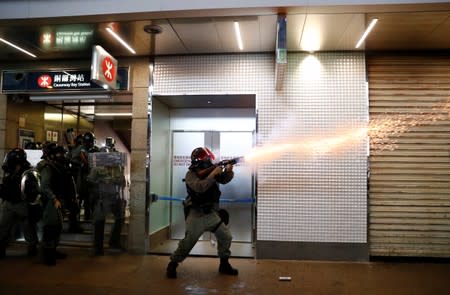 LA POLICE HONGKONGAISE DISPERSE LA FOULE EN TIRANT DES GAZ LACRYMOGÈNES