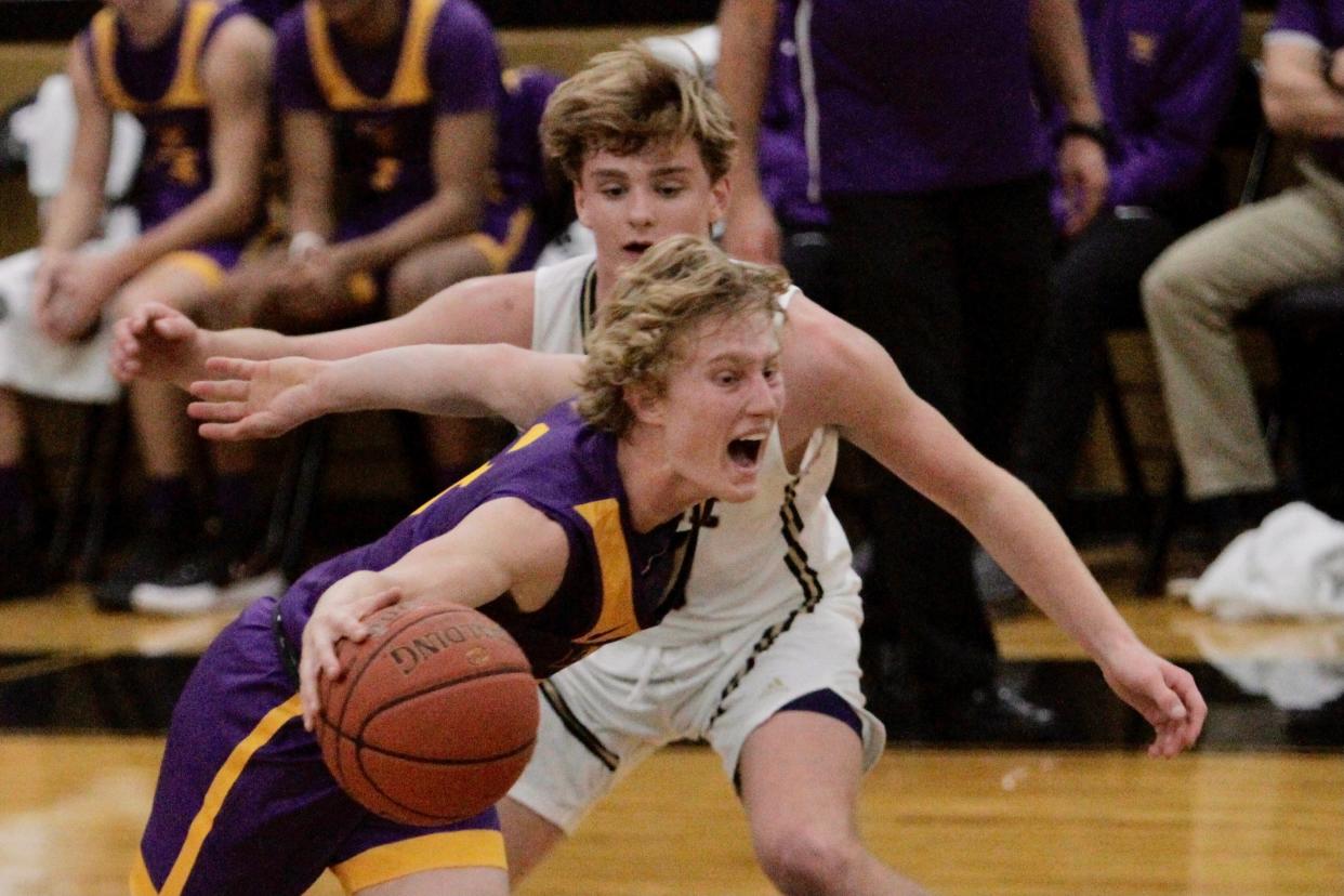 Early's Jeremy Brown escapes from Clyde's full-court press in the Longhorns' 52-51 loss to the Bulldogs.