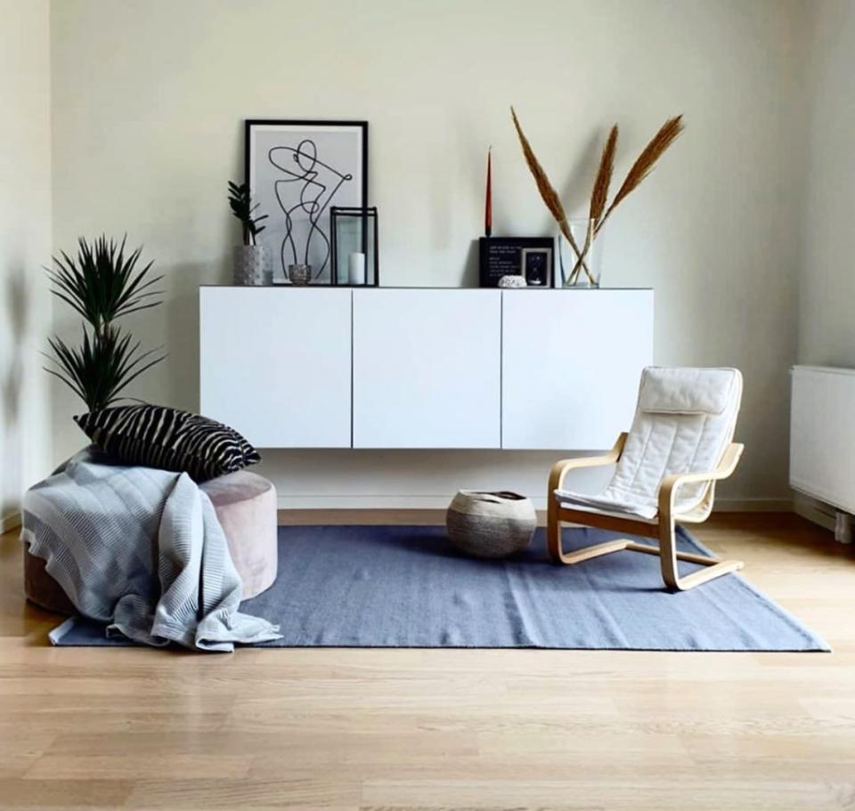 En la imagen, el salón de una de estas viviendas prefabricadas, con los suelos de madera y el mobiliario de Ikea. (Foto: Instagram / <a href="http://www.instagram.com/p/BysY8Uio05U/" rel="nofollow noopener" target="_blank" data-ylk="slk:@boklok;elm:context_link;itc:0;sec:content-canvas" class="link ">@boklok</a>).