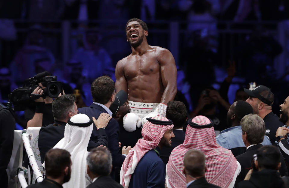 Anthony Joshua celebra tras vencer a Andy Ruiz Jr. en la pelea de título pesado en Riyad, Arabia Saudita, el sábado 7 de diciembre de 2019. (AP Foto/Hassan Ammar)