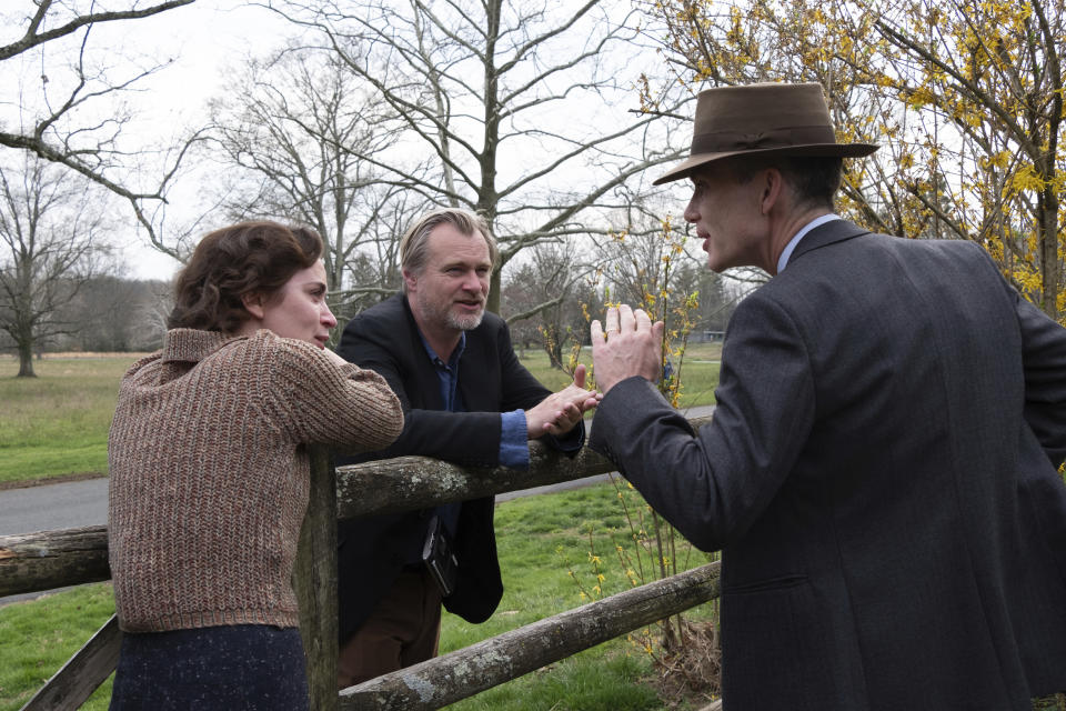 En esta imagen proporcionada por Universal Pictures, la actriz Emily Blunt, izquierda, con el guionista y productor Christopher Nolan, centro, y el actor Cillian Murphy en el plató de "Oppenheimer". (Melinda Sue Gordon/Universal Pictures vía AP)