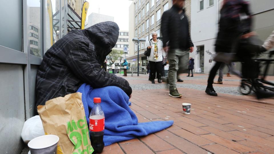 Ein Obdachloser in Dortmund. In Deutschland ist das Risiko arm zu werden 2019 gestiegen.