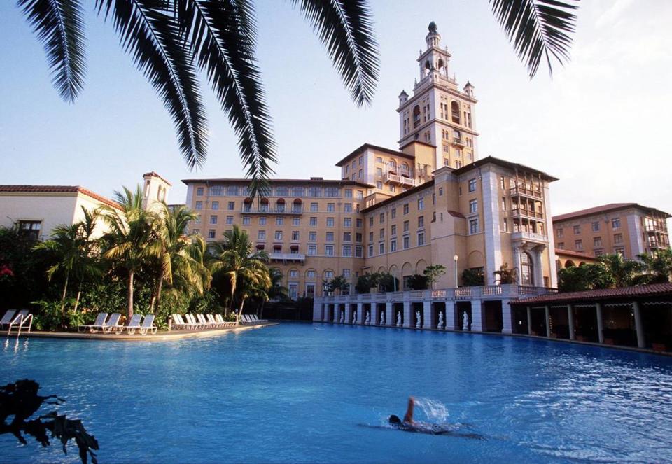 El Biltmore cuenta con un campanario de 300 pies inspirado en la Giralda de Sevilla, así como una de las piscinas más grandes de los EEUU.