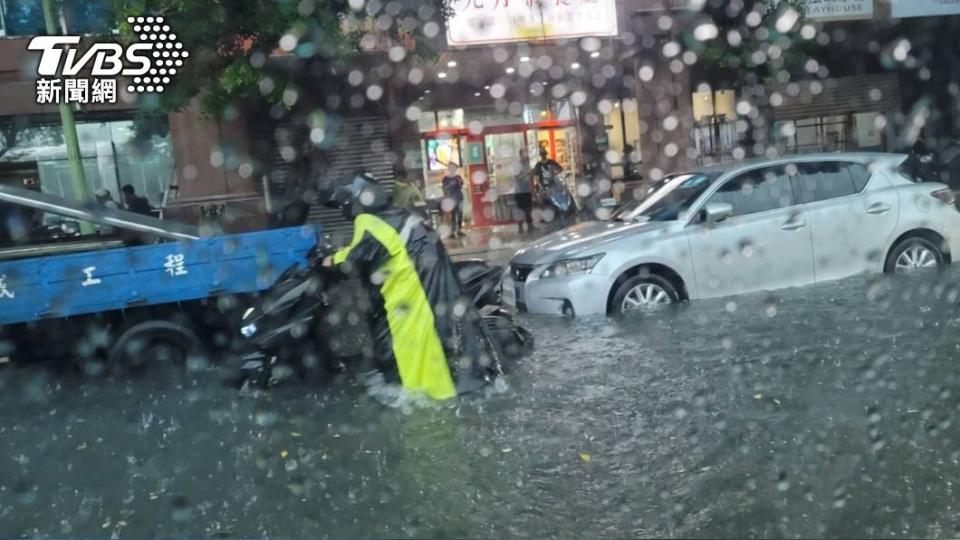 台北市承德路積水。（圖／TVBS）