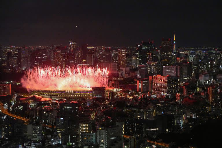 Los fuegos artificiales se iluminan sobre el Estadio Nacional durante la ceremonia de apertura de los Juegos Olímpicos de Tokio 2020, el viernes 23 de julio de 2021, en Tokio.