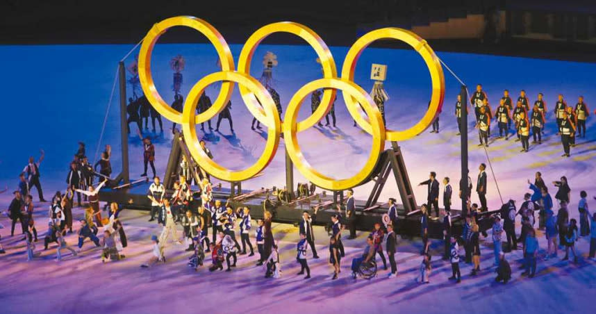 東京奧運開幕式「永恆傳承」表演，由木匠拉出木造五環，木頭來源是1964年首次東京奧運各國代表團種下的樹，展現從1964年傳承到2021年的意象。（圖／中國時報季志翔攝）