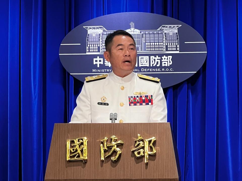 海軍司令部參謀長邱俊榮2024.7.16出席國防部記者會，證實國造潛艦首艘原型艦海鯤號7.15順利出塢，進度都在節點上。郭宏章攝