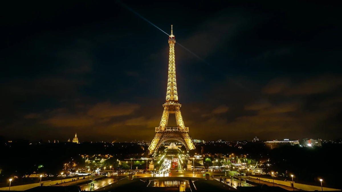 Paris Pulls on Eiffel Tower Lights Ease Energy Crisis