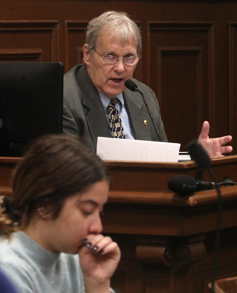 Psychologist James Reardon, a defense witness, testifies about his examinations of Sydney Powell as she listens during her trial in Summit County Common Pleas Judge Kelly McLaughlin's courtroom.