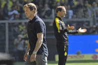 <p>In den Medien gab es Spekulationen, wonach Julian Nagelsmann (l.) oder Thomas Tuchel (r.) den begehrten Trainerposten bei den Bayern übernehmen könnten. Mit dem Ex-Dortmunder Tuchel gab es sogar Gespräche. Doch der soll Bedingungen gestellt haben. Hoffenheims Nagelsmann gilt mit seinen 30 Jahren vielen Beobachtern noch als zu jung und – trotz zahlreichen sportlichen Erfolgen – als zu unerfahren für den Trainerjob in München. Sollte Jupp Heynckes seinen aktuellen Vertrag, der bis zum 30. Juni 2018 läuft, wie erwartet auslaufen lassen, werden Tuchel und Nagelsmann sicherlich wieder Gesprächsthema auf der Säbener Straße sein. (Bild: AP Photo) </p>