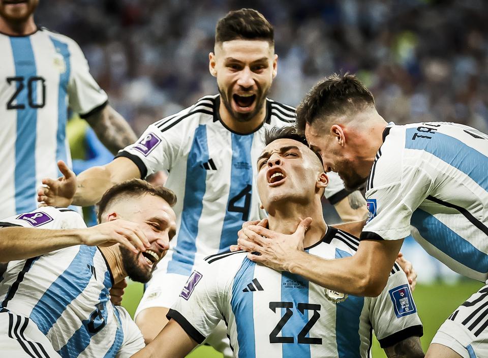 Al Dayen - Argentiniens Lautaro Martinez jubelt nach einem entscheidenden Elfmeter während des Viertelfinalspiels der FIFA Fussball-Weltmeisterschaft Katar 2022 zwischen den Niederlanden und Argentinien im Lusail-Stadion am 9. Dezember 2022 in Al Dayen, Katar.  ANP KOEN VAN WEEL (Photo by ANP via Getty Images)