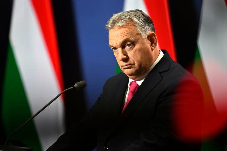 El primer ministro húngaro Viktor Orbán llega a una conferencia de prensa en Budapest, Hungría, el jueves 21 de diciembre de 2023.