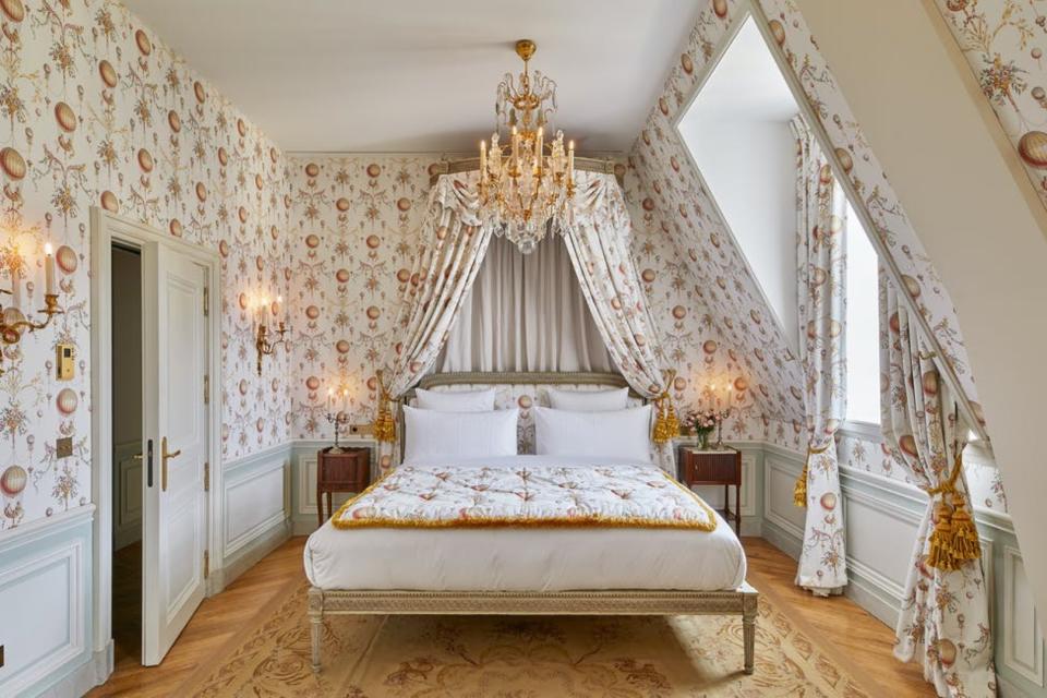 <p>El hotel ha recibido una calusa bienvenida por parte de crítica y público. Muchos clientes ya han podido sentirse como reyes en el interior del Palacio de Versalles. (Foto: <a href="http://airelles.com/en/destination/chateau-de-versailles-hotel/images" rel="nofollow noopener" target="_blank" data-ylk="slk:Airelles Château de Versailles" class="link ">Airelles Château de Versailles</a>).</p> 