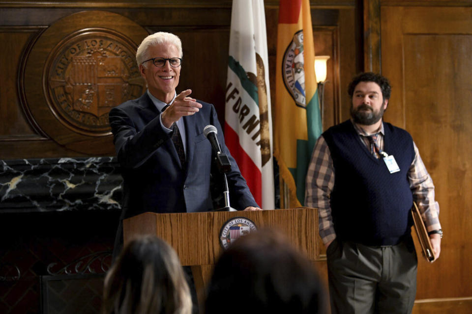 Ted Danson en el papel del alcalde Neil Bremer, izquierda, y Bobby Moynihan como Jayden Kwapis en una escena de la nueva comedia "Mr. Mayor" que se estrena el jueves. (Mitchell Haddad/NBC via AP)