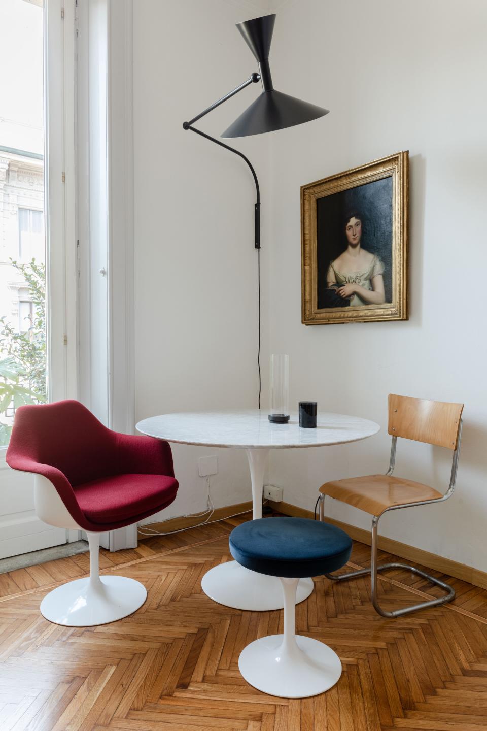 In the corner of the living room, Alex created an intimate dining space with a set of Eero Saarinen’s iconic Tulip designs for Knoll including a table, armchair and stool. A S43 chair by Mart Stam rounds out the bunch, while a Marseilles Lamp by Le Corbusier lights the nook.