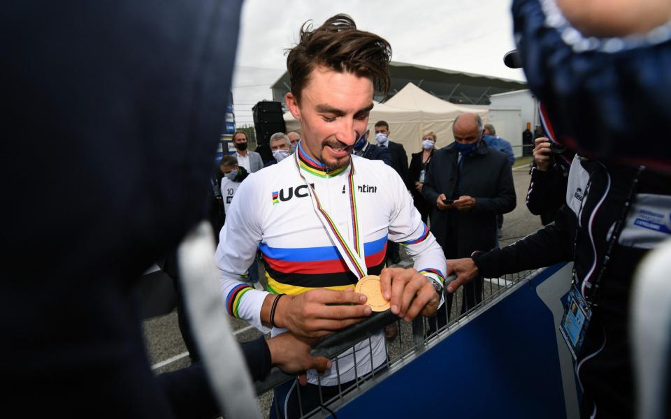 Julian Alaphilippe celebrates with his gold medal - Velo