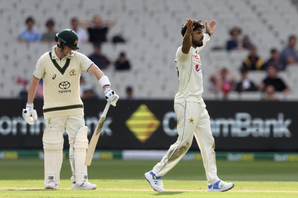 Pakistan's Aamer Jamal, right, successfully appeals far a LBW decision on Australia's Australia's Steve Smith, left, during their cricket test match in Melbourne, Tuesday, Dec. 26, 2023. (AP Photo/Asanka Brendon Ratnayake)