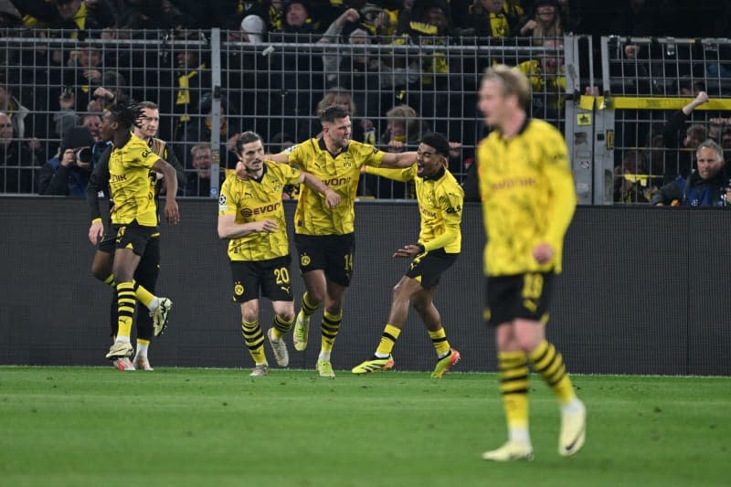 Dortmund's Niclas Fuellkrug (C) celebrates scoring his side's third goal with teammates during the UEFA Champions League quarter-finals, second leg soccer match between Borussia Dortmund and Atletico Madrid at Signal Iduna Park. Federico Gambarini/dpa