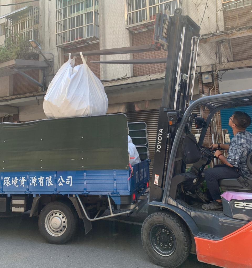 桃市府僅提供免費的清運服務，未包含拆除服務，民眾仍需自行雇工將建物拆除並將石綿廢棄物依規定打包。圖：海工處提供