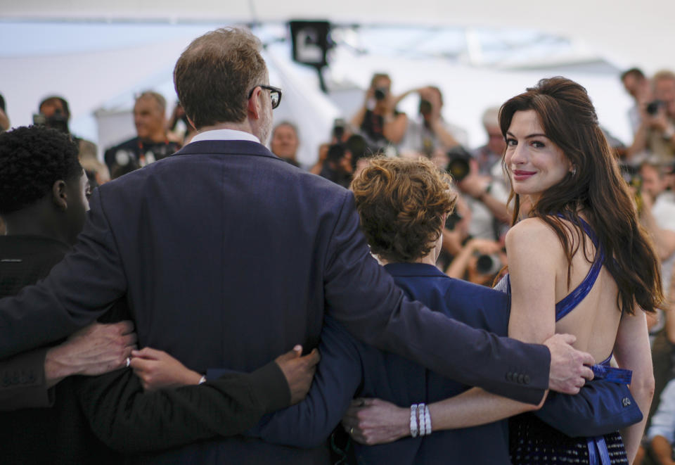 Jaylin Webb, de izquierda a derecha, el director James Gray, Michael Banks Repeta, y Anne Hathaway posan en la sesión de la película "Armageddon Time" en la 75a edición del Festival de Cine de Cannes, en el sur de Francia el 20 de mayo de 2022. (Foto AP/Daniel Cole)
