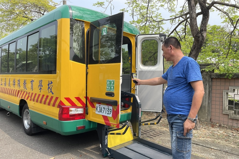 身心障礙學生交通車輪椅升降設備