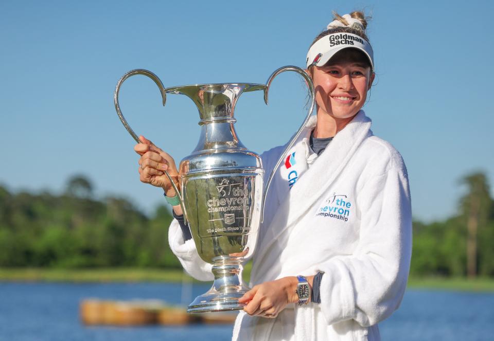 21 de abril de 2024; The Woodlands, Texas, EE. UU.; Nelly Korda (EE. UU.) posa con el trofeo después de ganar el torneo de golf The Chevron Championship. Crédito obligatorio: Thomas Shea-USA TODAY Sports