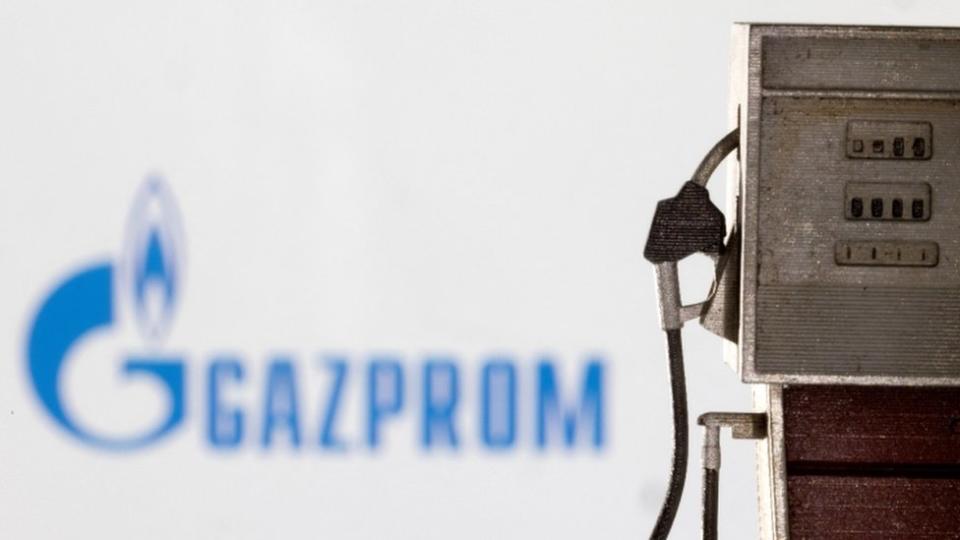 Una bomba de gasolina al frente de un letrero de la compañía estatal rusa Gazprom