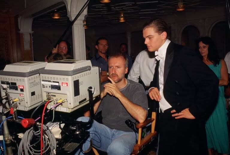 James Cameron en una postal del detrás de escena de la película junto a Leonardo DiCaprio