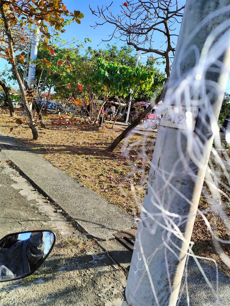 江姓女子昨騎車行經旗津風車公園旁，遭迎面而來的風箏線纏住。（圖／翻攝爆料公社）