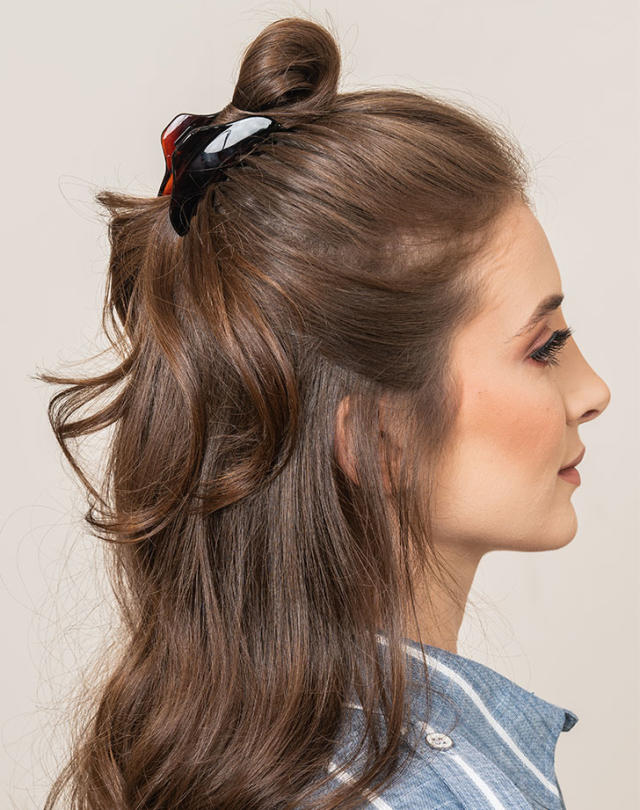 11 Easy Claw Clip Hairstyles to Upgrade Your Casual Looks