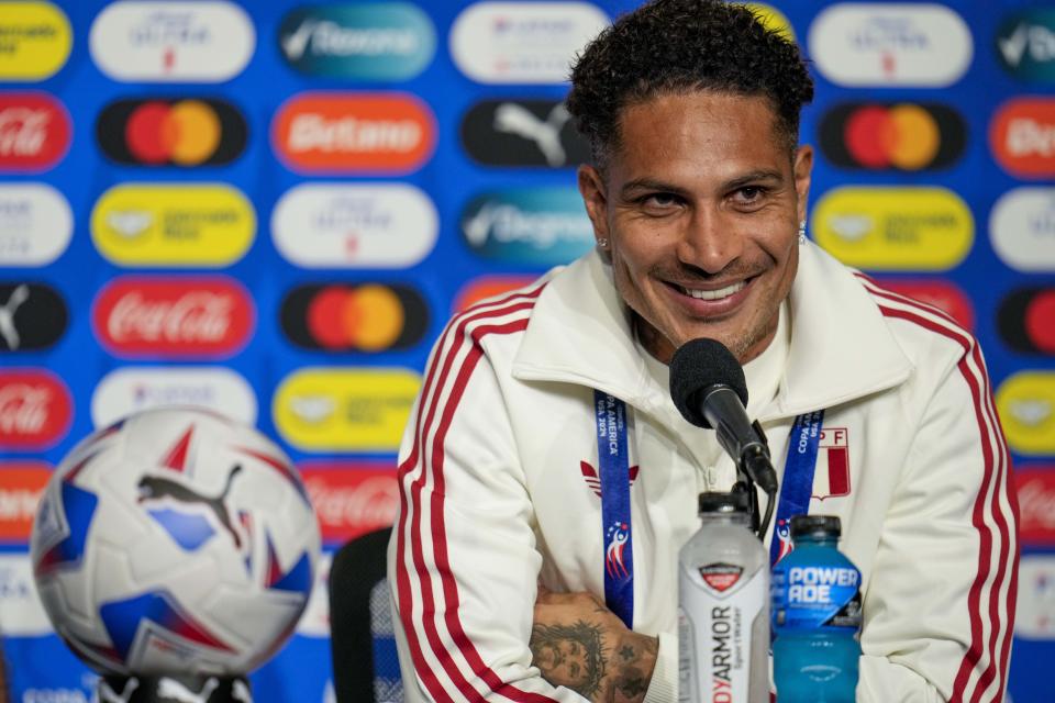 El delantero peruano Paolo Guerrero durante una rueda de prensa, el jueves 20 de junio de 2024, en Arlington, Texas. Perú enfrentará a Chile en la Copa América el viernes. (AP Foto/Julio Cortez)