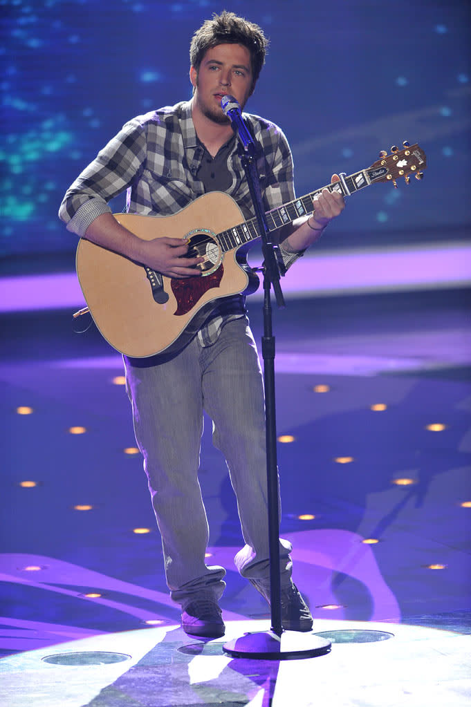 Lee DeWyze performs "Kiss from a Rose" by Seal on "American Idol."