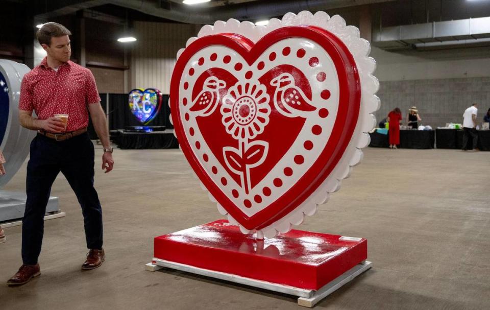 “El amor crece aquí” by artist Giselle Garza is one of 40 hearts that make up the 2023 season of The Parade of Hearts. Nick Wagner/nwagner@kcstar.com