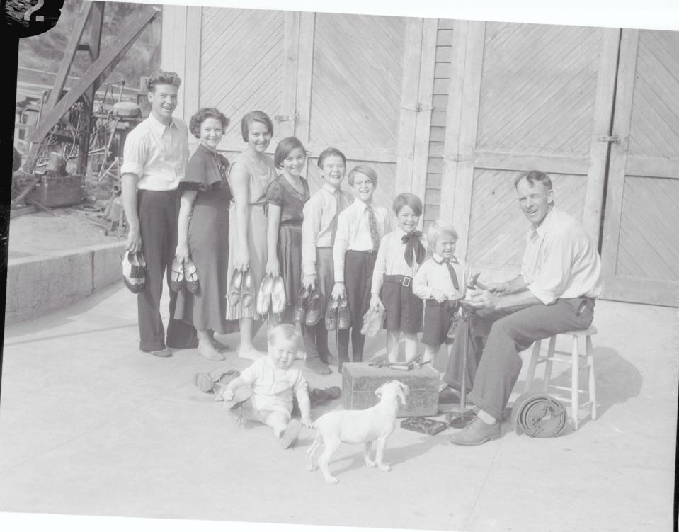 The Watson family circa 1932: Billy is sixth from left - Bettmann