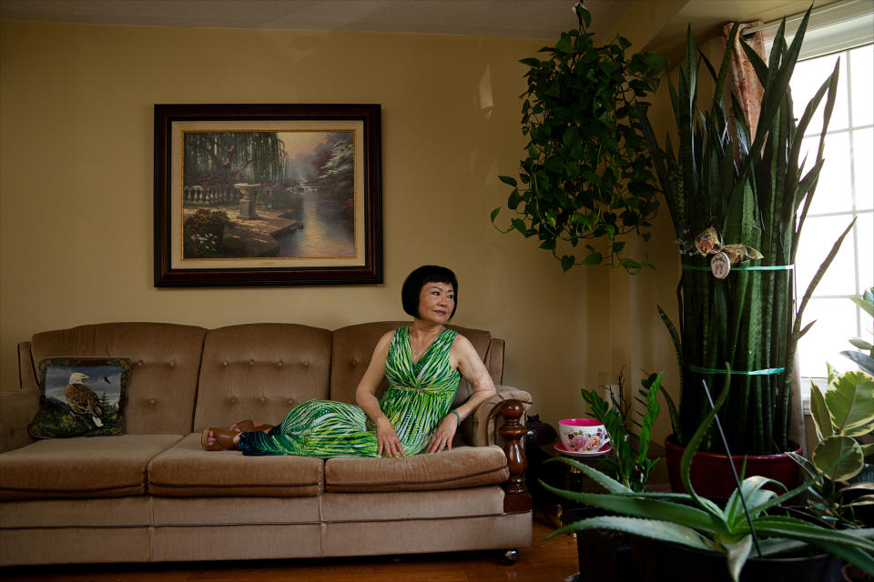 La autora en su casa en Ontario. (Foto: May Truong para The New York Times)