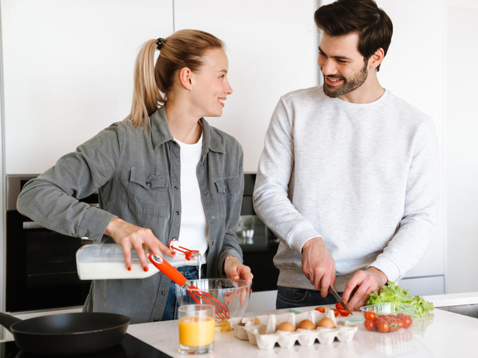 Eier und Gemüse übrig? Aus wenigen Zutaten entsteht ein leckeres Omelette. (Bild: Dean Drobot/Shutterstock.com)