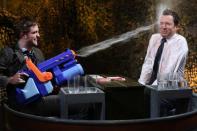 <p>Considerato uno dei più grandi cannoni ad acqua mai venduti tra le classiche serie di pistole ad acqua, il Super Soaker Monster XL è andato a $ 500 (€ 403) su eBay nel 2016, quasi 10 volte il suo prezzo di lancio. Un altro modello, noto come Super Soaker CPS, può arrivare fino a $ 300 (€ 242).<br> (In foto) Robert Pattinson e Jimmy Fallon giocano con un Super Soaker durante una scenetta su “Late Night with Jimmy Fallon”. (Getty) </p>