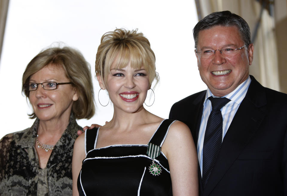 Australian singer Kylie Minogue poses with her mother Carol (L) and her father Ron (R) during an award ceremony at the French ministry of Culture in Paris May 5 , 2008. Minogue received the order of 