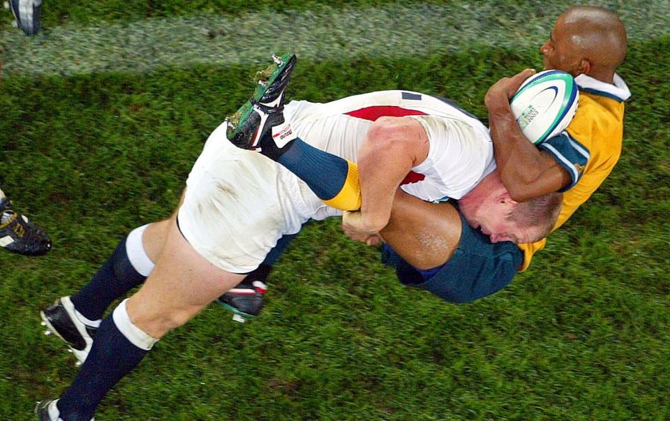 Mike Tindall tackles George Gregan