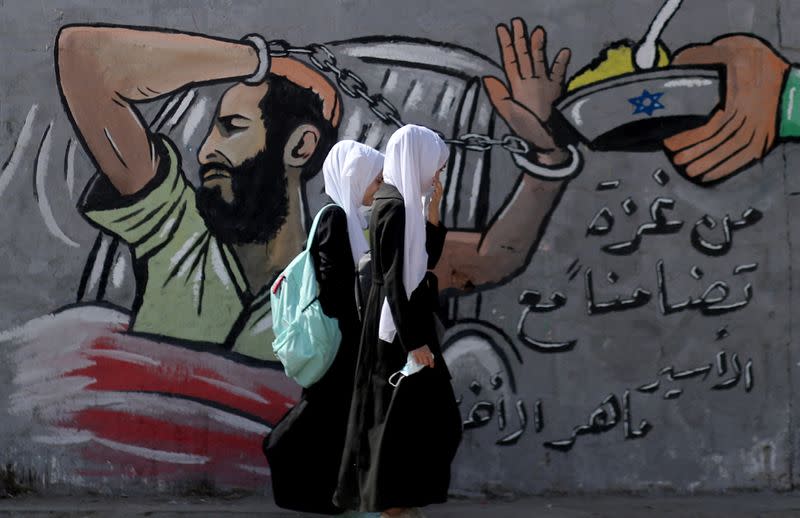 Mural depicting hunger-striking Palestinian prisoner Maher Al-Akhras