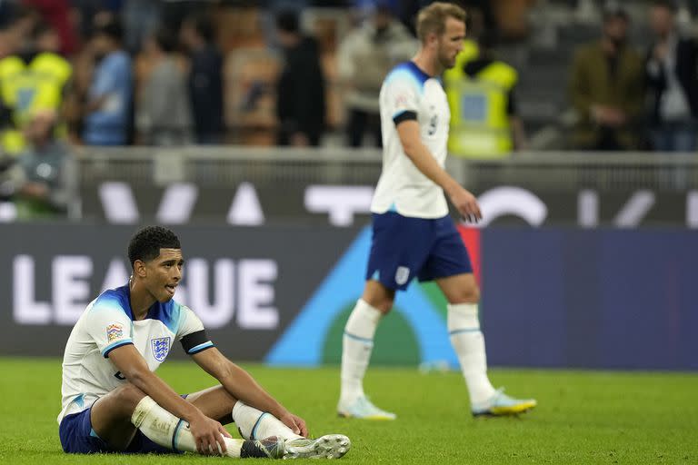 Jude Bellingham (sobre el césped) y Harry Kane se lamentan tras la derrota de Inglaterra en Milán, que condena a los inventores del fútbol al descenso en la Nations League