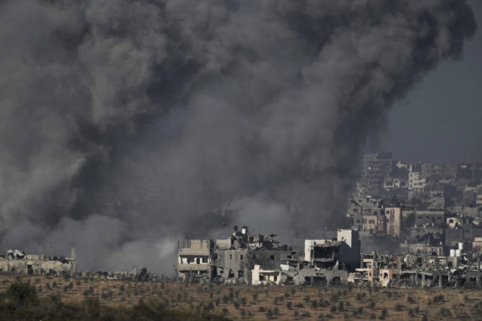 Una columna de humo se eleva tras un ataque aéreo israelí en la Franja de Gaza el martes 21 de noviembre de 2023, visto desde el sur de Israel. (AP Foto/Leo Correa)