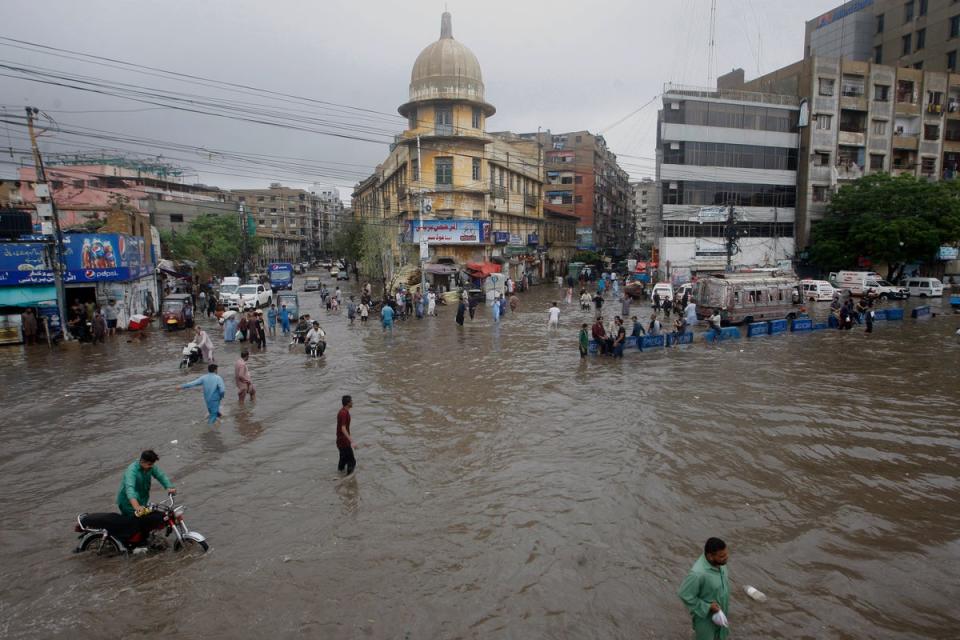 Caminos inundados en Karachi después de la lluvia (AP)